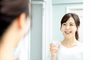 うがいをする女性